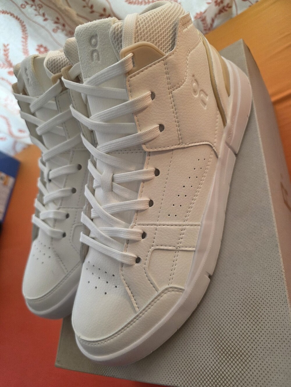 On Running The Roger Clubhouse Mid  Cream-White High Top Sneakers